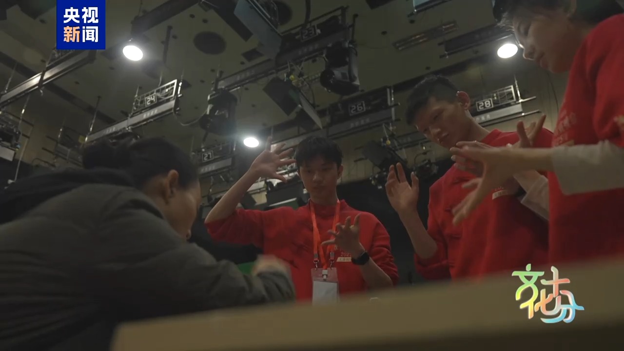 聽障人士怎麼“聽”歌？諧音梗手語怎麼“翻譯”？春晚首推無障礙轉播的背後