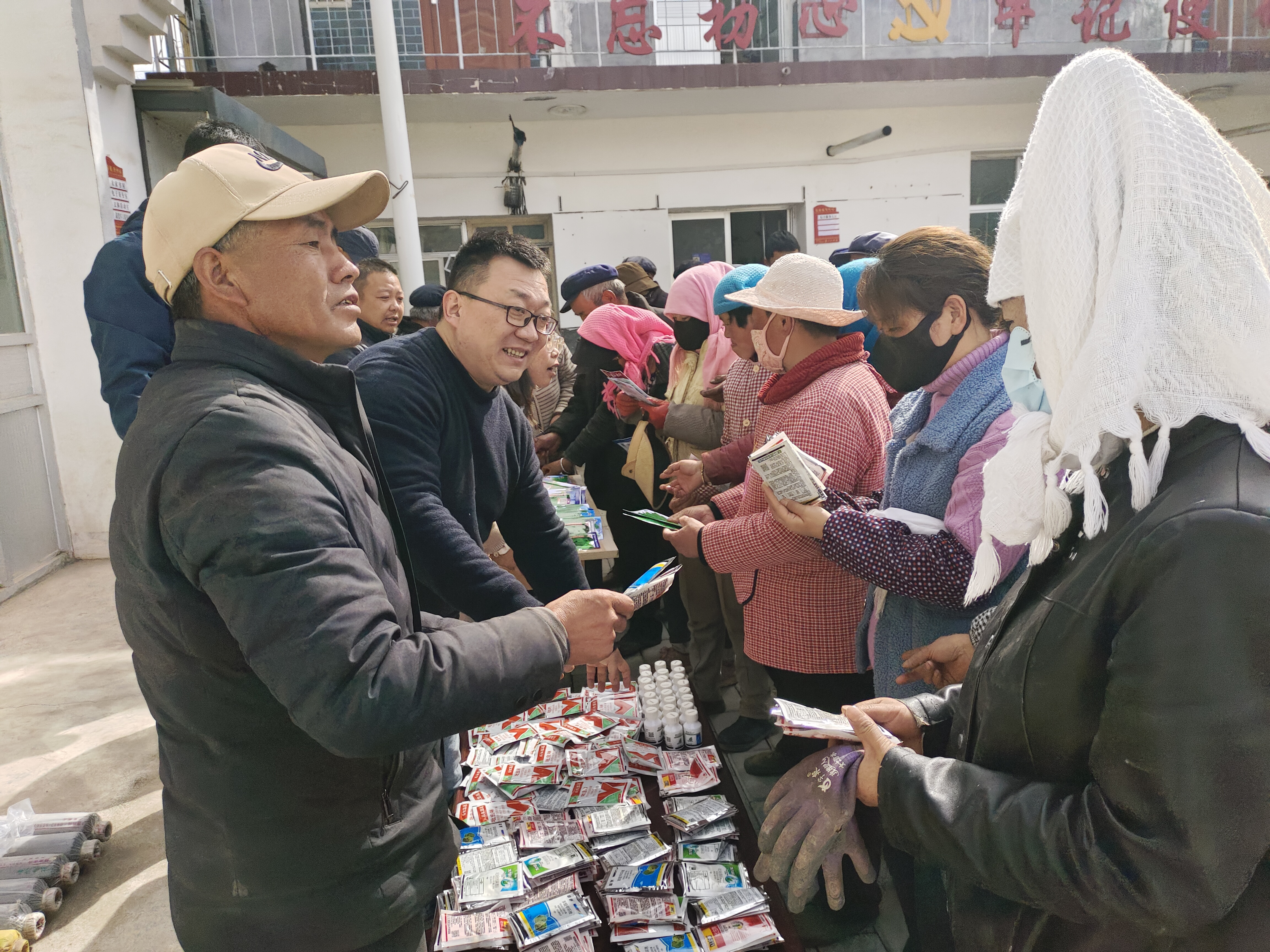 甘肅農業大學助力岷縣鄉村振興 開展幫扶村“甘農倉”系列活動_fororder_向農民發放種子農藥