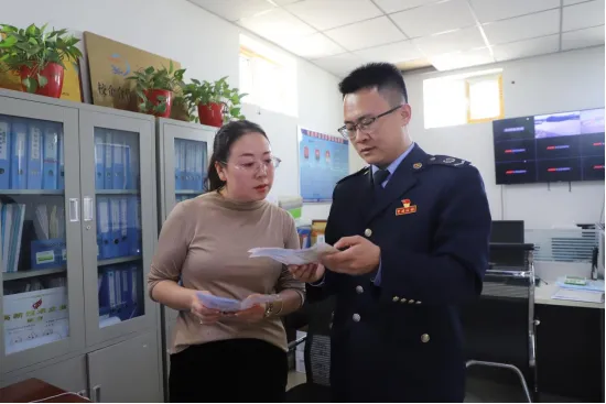 張掖稅務：增信培優 助力企業合規經營“誠”風破浪_fororder_臨澤縣稅務幹部進企業宣傳納稅信用、信用修復相關政策