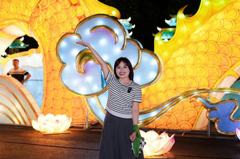 (تسجيل الحضور في الصين 2024) الثقافة التقليدية الصينية في أوج شعبيتها: مشاهير الإنترنت الأجانب في زيارة لبلدة جيو تز القديمة في ثوبها الجديد