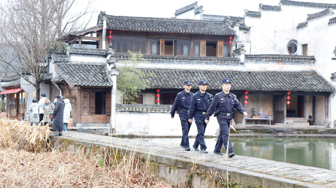 黃山市徽州區：警察藍繪就平安“年味”