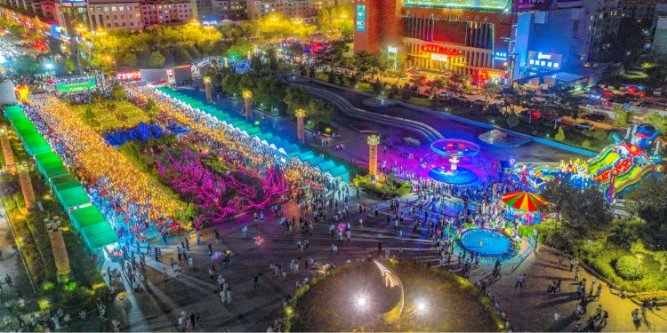 甘肅嘉峪關“雄關夜市”成消費新爆點
