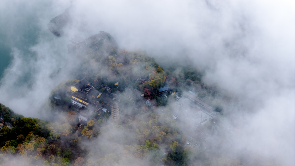霧鎖崆峒山 雲海映古剎 隴東勝境崆峒山現 “仙山瓊閣” 奇觀_fororder_DJI_20251017104136_0701_DA