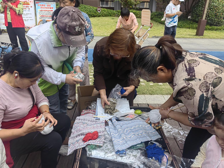 湖南邵陽市北塔區舉行“花樣重陽 放肆享樂”重陽節遊園會