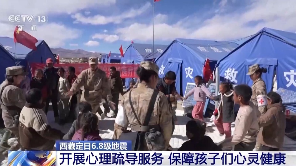 子弟兵變身震區“孩子王” 兵姐姐抱起小朋友接受採訪超有愛
