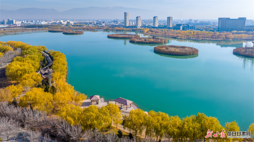 初冬張掖潤泉湖 碧水層林映城景