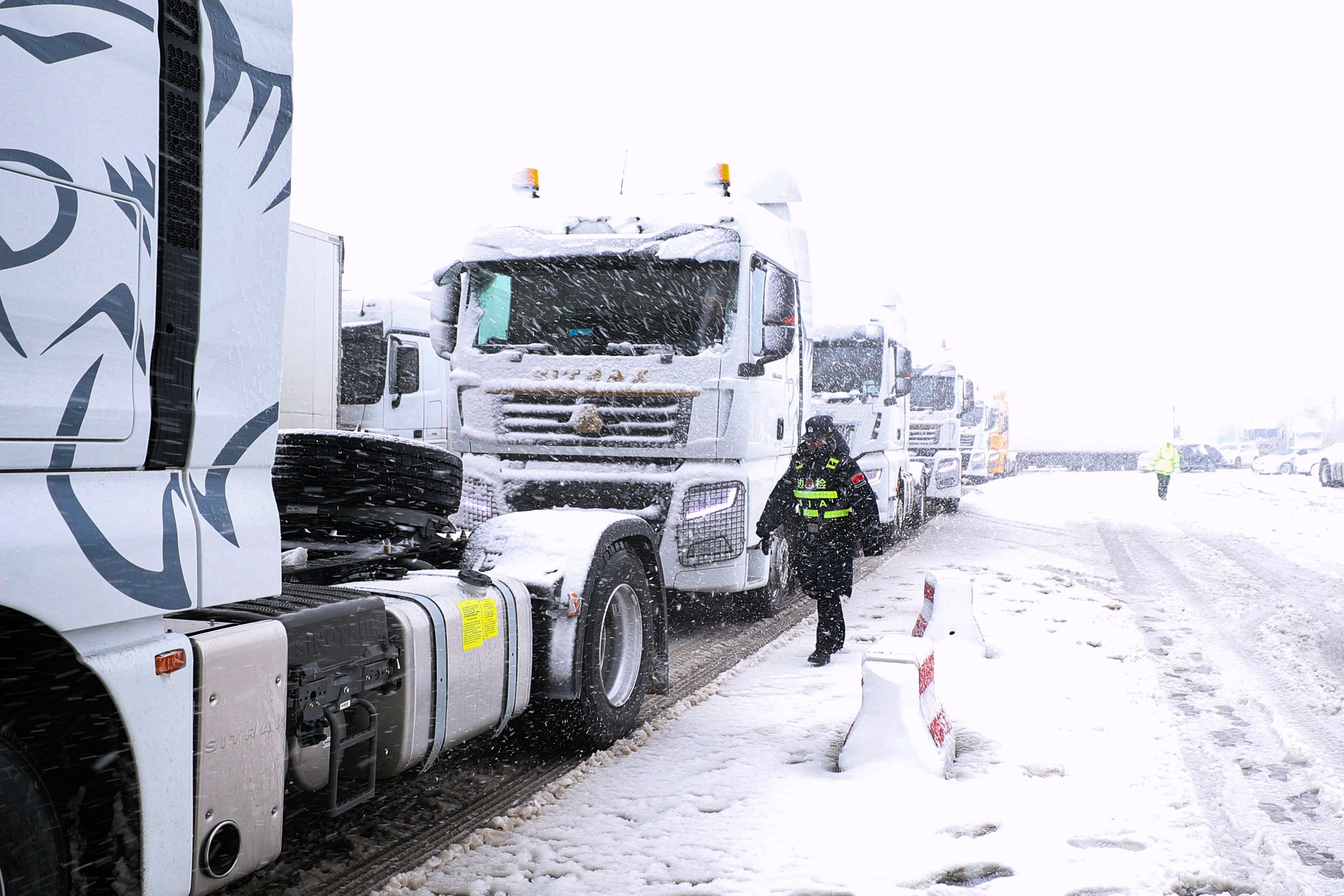內蒙古滿洲裏：移民管理警察戰風雪護國門