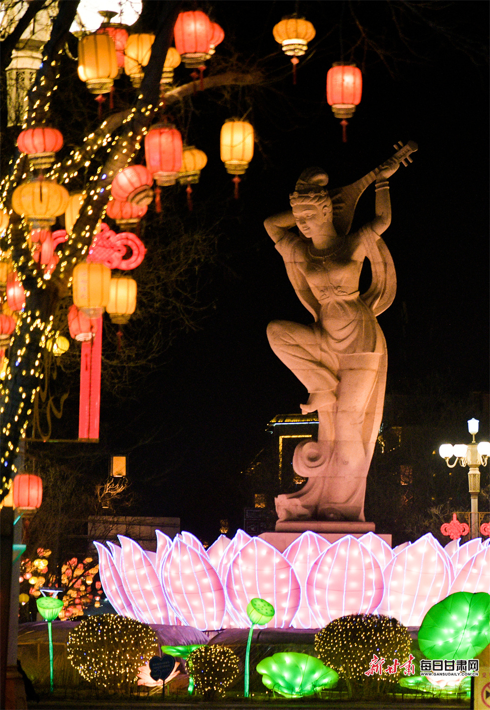 迎春花燈流光溢彩 敦煌年味撲面來