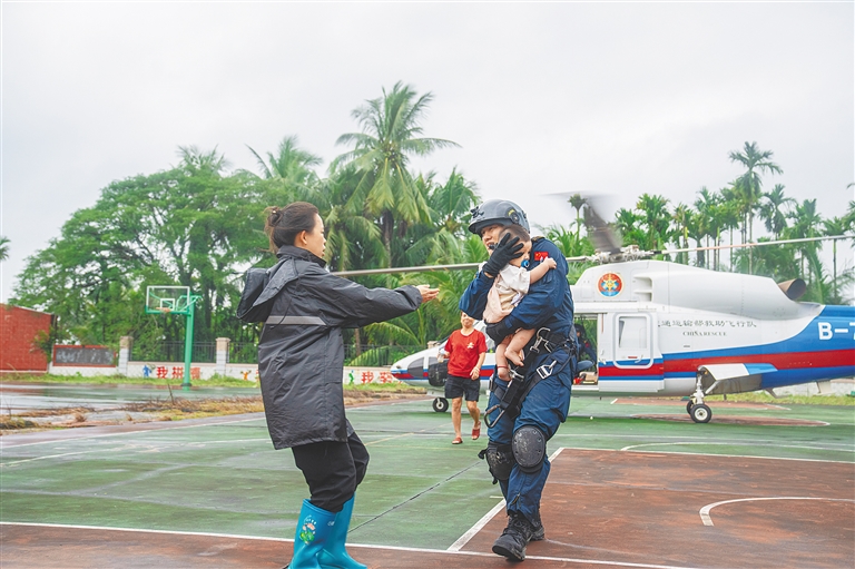南海救助局：這一抱 盡顯鐵漢柔情