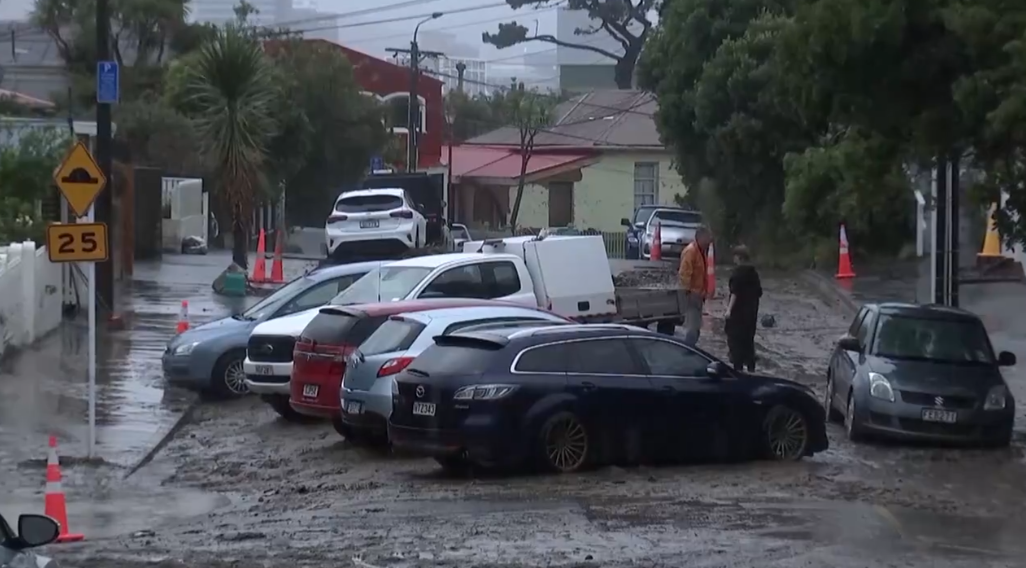 新西蘭惠靈頓遭強暴雨侵襲 引發洪澇災害與山體滑坡 居民緊急疏散