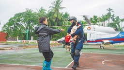 南海救助局：這一抱 盡顯鐵漢柔情