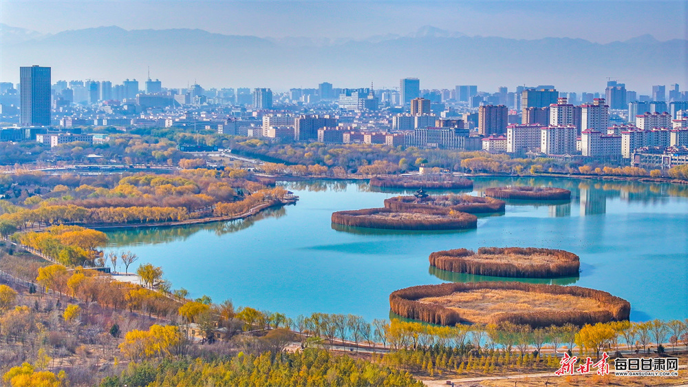 初冬張掖潤泉湖 碧水層林映城景
