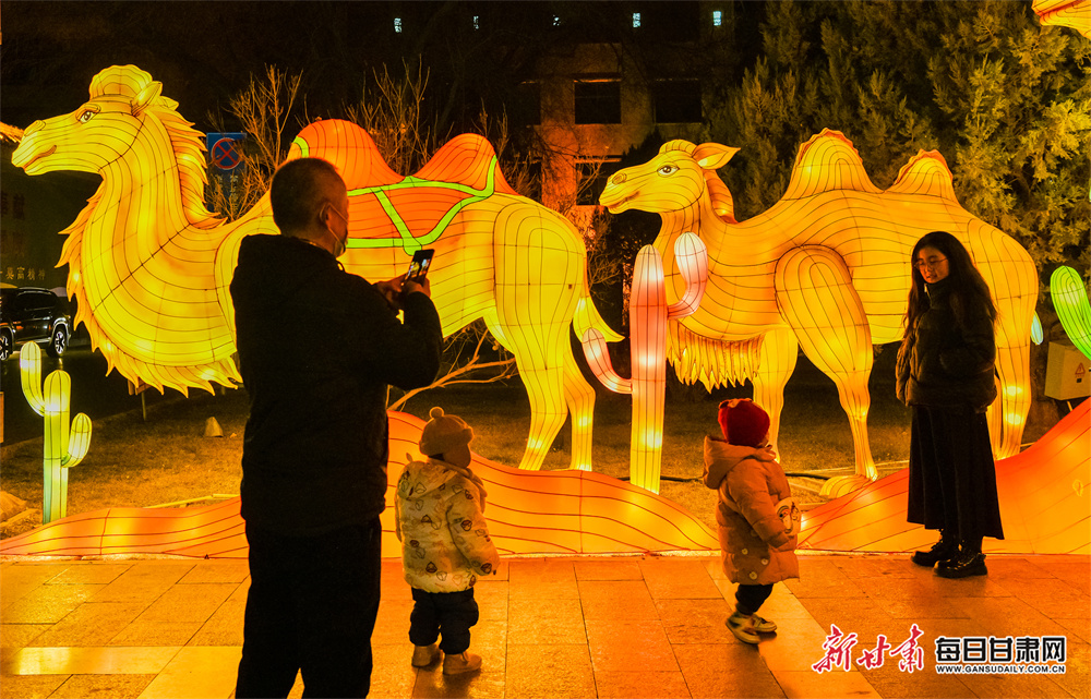 迎春花燈流光溢彩 敦煌年味撲面來