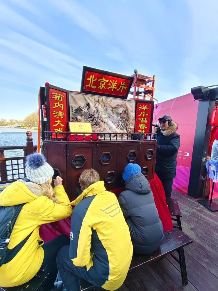 新春走基層·記者體驗360行丨同老外“China Travel”：“春節是中國的，也是世界的”
