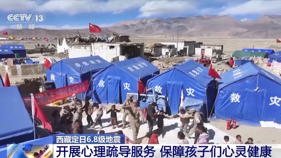 子弟兵變身震區“孩子王” 兵姐姐抱起小朋友接受採訪超有愛