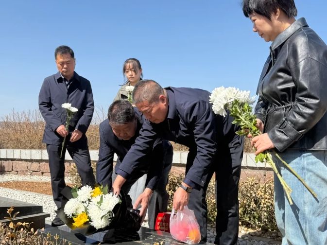 老雷啊,他們又來看你啦……