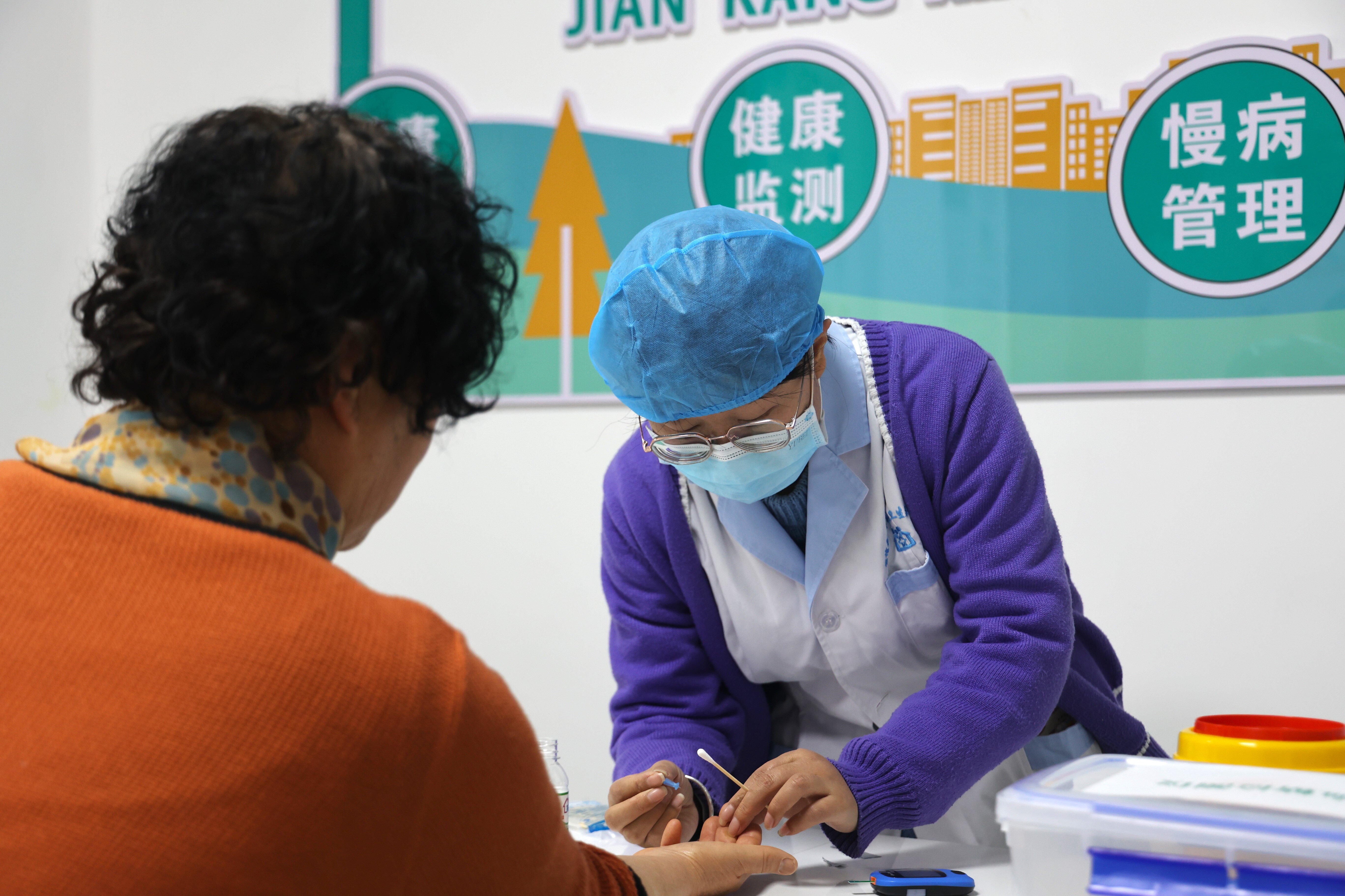 【原創】平涼崇信：開在家門口的“健康小屋”_fororder_圖為崇信縣“健康小屋”內工作人員正在為群眾測量血糖_proc