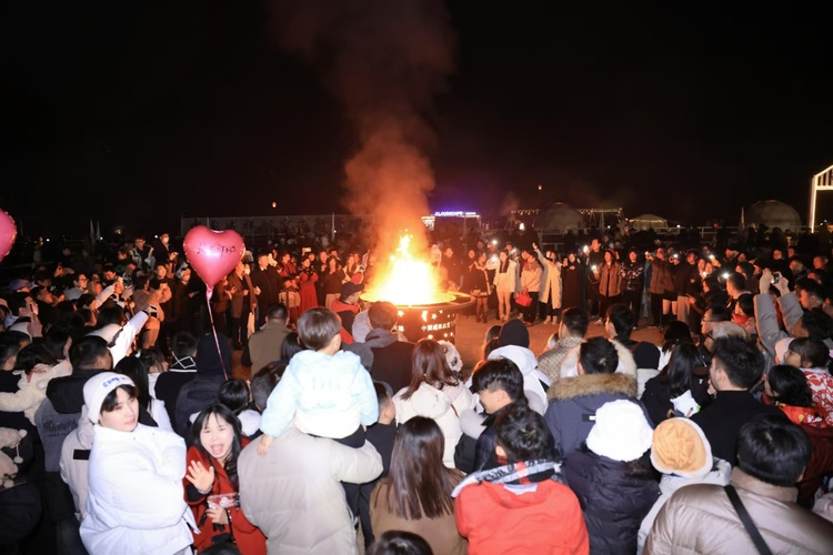鳳凰展翅 煙花映海 寧波鹹祥海濱跨年玩出新花樣