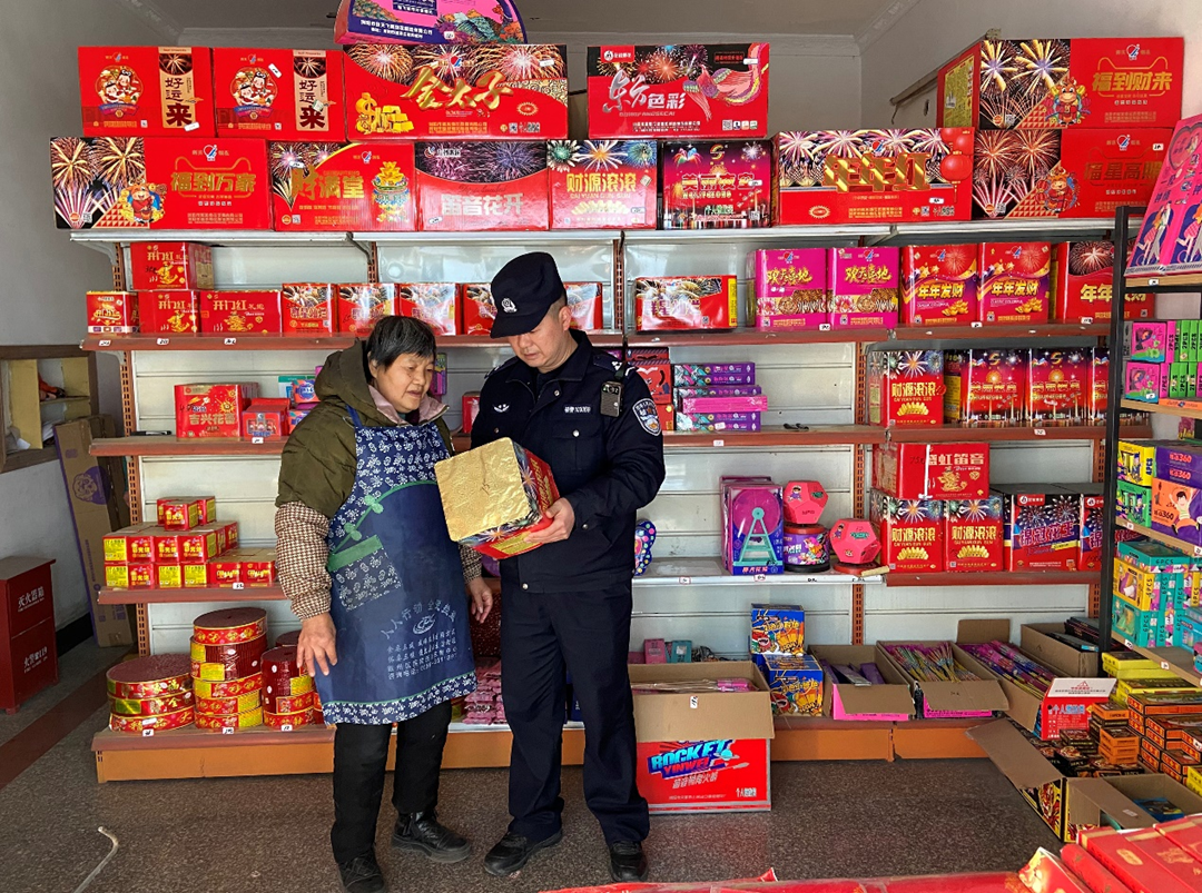 黃山市徽州區：警察藍繪就平安“年味”