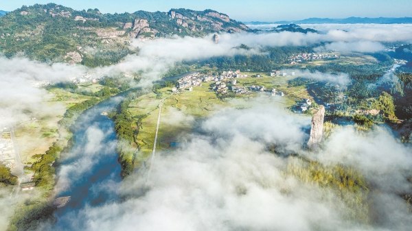 崀山風景名勝區將軍石巍峨壯觀