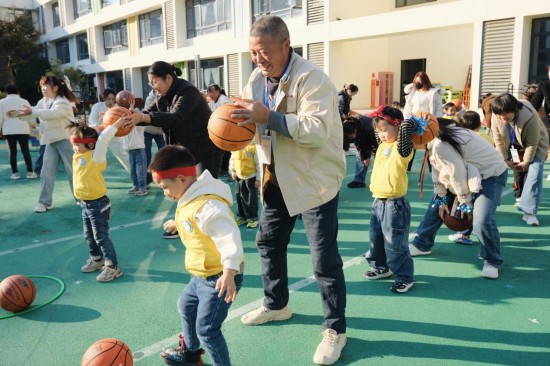 “小手牽大手,籃球樂悠悠” 南通如皋市白蒲鎮白蒲兒園舉行親子運動會