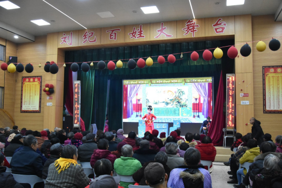 泰州興化戴南鎮劉紀村企業能人請鄉親們看了18場大戲