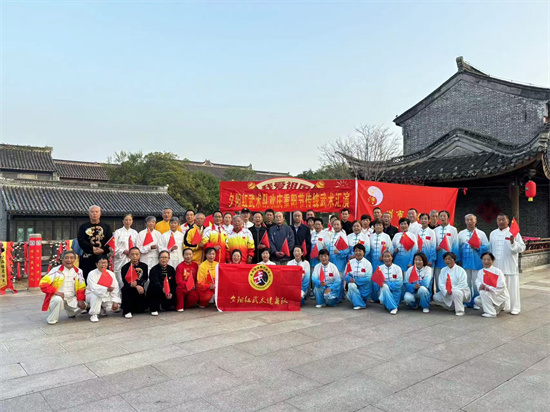 泰州海陵夕陽紅武術健身隊舉行重陽節武術展演