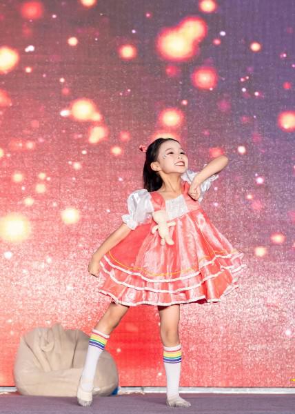 煙花、街舞、巨型蛋糕!這場生日盛宴令人驚艷