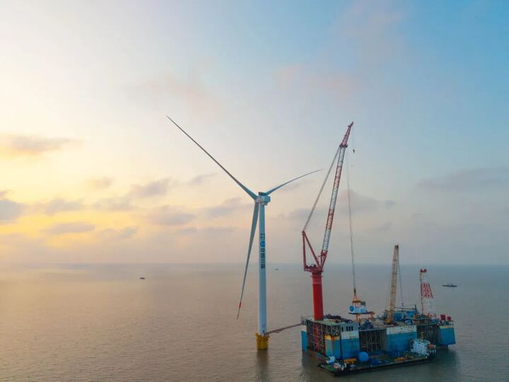 江蘇最大海上風電機組在鹽城大豐完成吊裝_fororder_5Shk0i0FifuOyGtnW11ASbEI