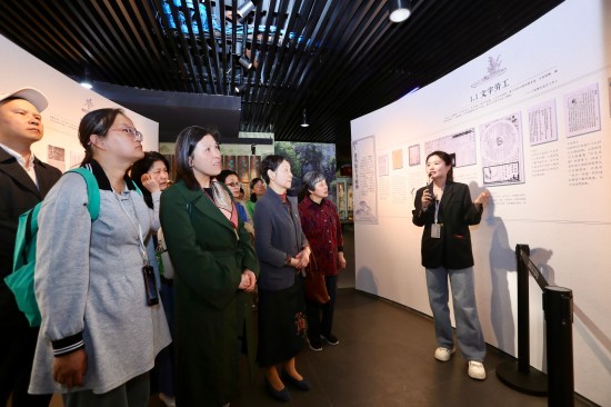 蘇州市名人館周瘦鵑行書七言聯·周瘦鵑新展啟幕_fororder_現場導賞1