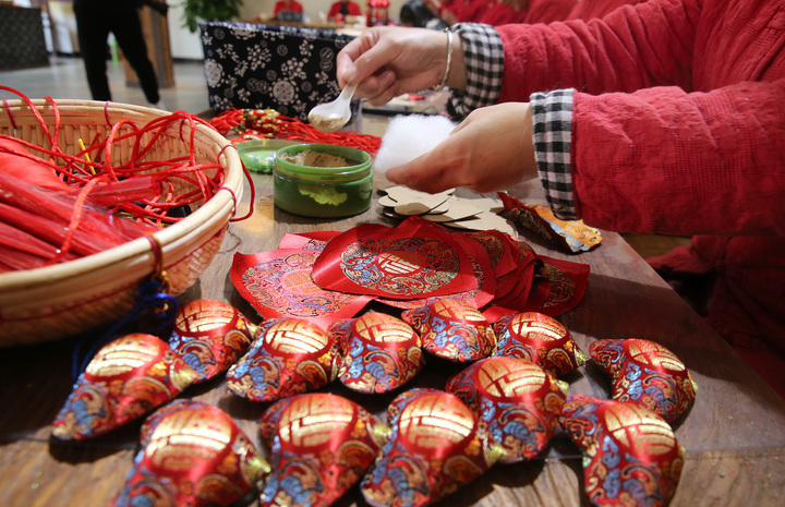 一針一線“繡活”振興路 馬莊香包“守藝”逐“新潮”_fororder_YXmy63f24GWShP5AT1R4hpsY