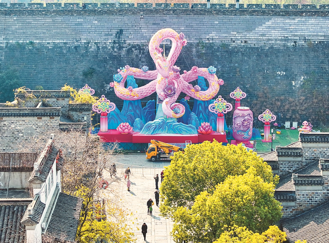 南京老門東城墻下巨型生肖蛇燈安裝完成