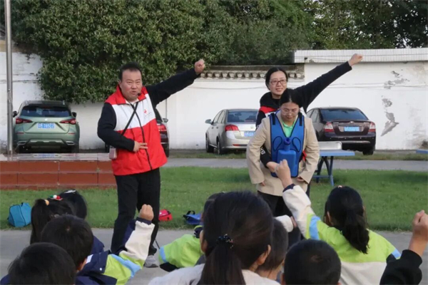 民盟泰州市委會聯合市體育局、市體彩中心開展體彩公益助學暨“燭光教育”活動_fororder_25
