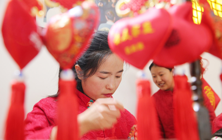 一針一線“繡活”振興路 馬莊香包“守藝”逐“新潮”_fororder_bnxEe6uby7qiZLbJhoP8t8jO