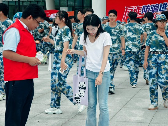 反詐防騙進校園 平安人壽南通支公司助力新生守護“錢袋子”_fororder_圖片 2