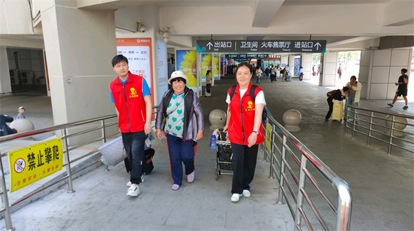 “雷鋒車”驛站五一假期暖心護航 港城志願服務“不打烊”_fororder_20