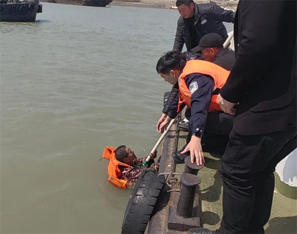 長航南通公安：船民意外墜江 警民聯手救援_fororder_19