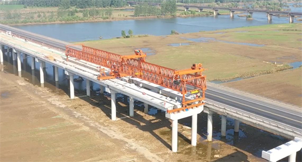 G311沂河大橋箱梁安裝順利結束 全線勝利貫通_fororder_2