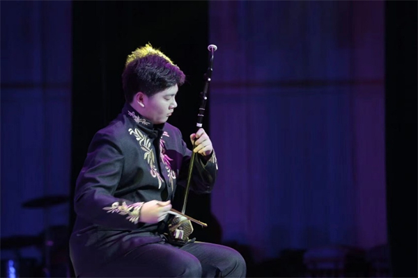 二胡《雨碎江南》奏響“愛在虹橋”晚會 大學生季天羽再登如東家鄉舞臺_fororder_14