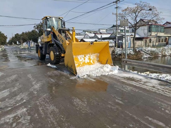 鹽城東臺五烈鎮：風雪中築起“安全防線” 幹群同心保暢通_fororder_圖片 2