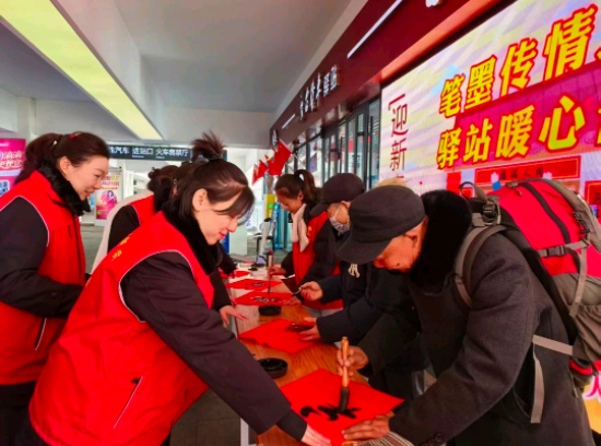 筆墨傳情踐初心 志願服務暖人心 連汽“雷鋒車”組送春聯迎新春_fororder_IMG_1891