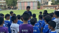 一場始於“告白”的相遇 “蘇超”球員為小粉絲過“六一”
