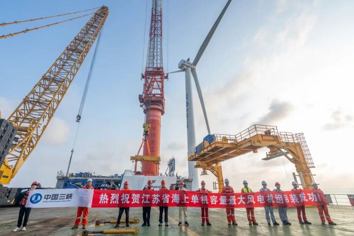 江蘇最大海上風電機組在鹽城大豐完成吊裝_fororder_YGwThWVtvYnHmRZsqzy7x2Qy