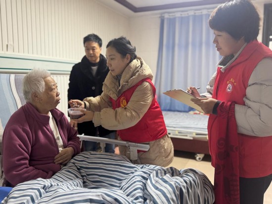 鹽城市社會組織孵化基地：情暖臘八 敬老情長_fororder_圖片 2