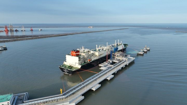 中海油“海上超級冷凍車”首航出境