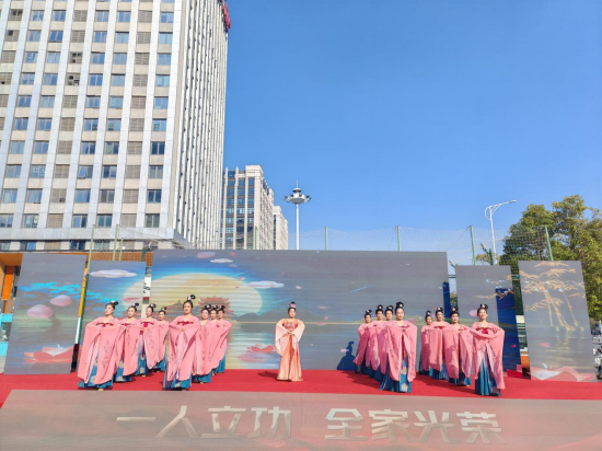 軍屬共享榮光 營造尊崇氛圍 徐州市雲龍區舉辦立功受獎軍人家庭集體送喜報活動_fororder_圖片 3