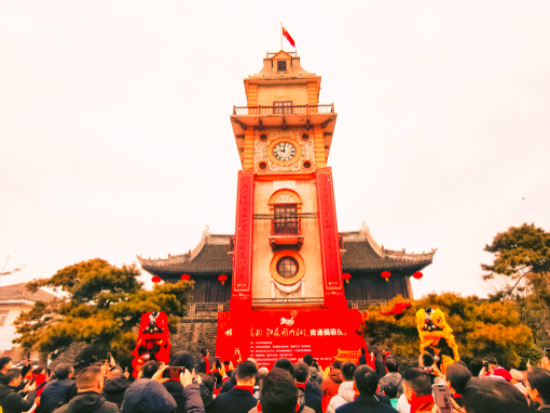 南通連續九年“城門挂春聯” 地標挂紅迎馬年_fororder_IMG_1901