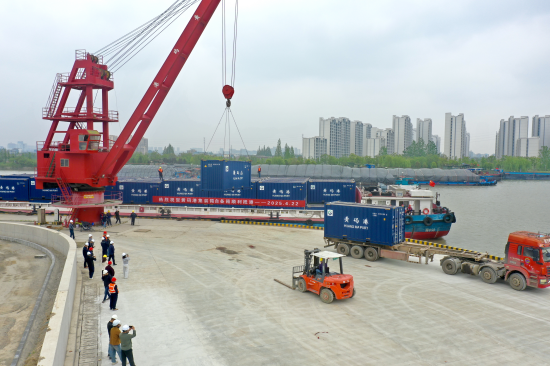 黃碼港首批自備集裝箱“啟航”_fororder_圖片 2