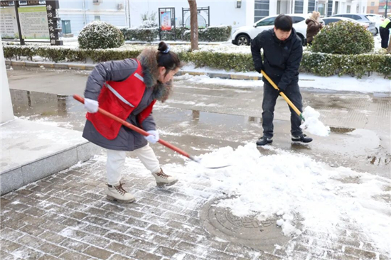 泰州海陵紅旗街道：黨員幹部齊上陣 志願服務清積雪_fororder_圖片3