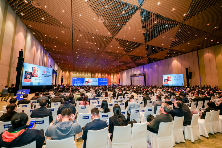 500名大學生“創客”站上江蘇人工智能大會“C位”